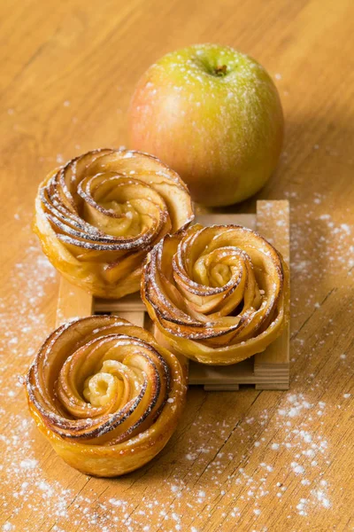 Tarçınlı ev yapımı elmalı kekler ve ahşap arka planda krema şekeri. Elma Gülü Mini Turtaları