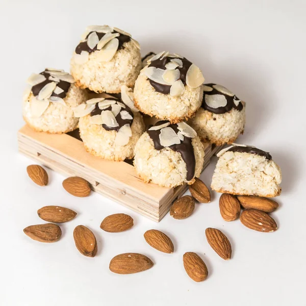 Beyaz arkaplanda izole edilmiş hindistan cevizli bisküviler, yakın plan, kare resim