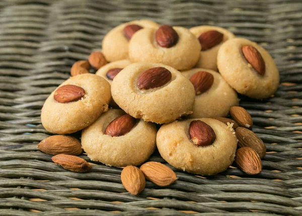 Hasır arka planda badem fıstıklı ev yapımı makarnalar.