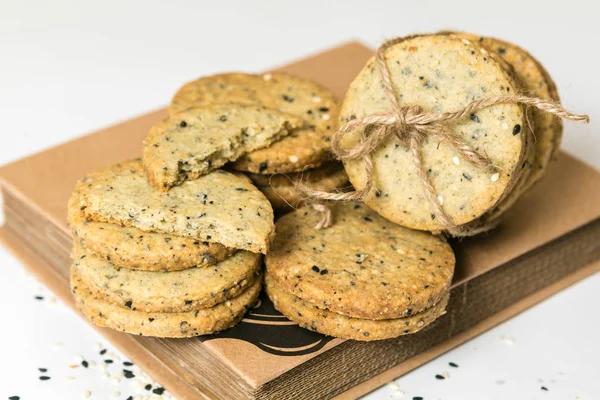 Beyaz arka plan üzerinde izole rustik sicim ile susam kurabiye kazık