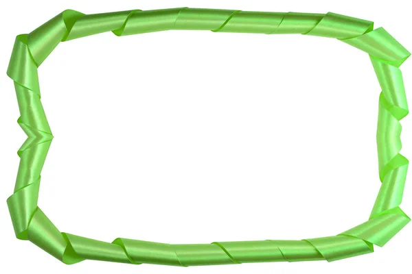 四角形の形をした光沢のあるサテンリボンの細長いターンの白い背景の上の緑の枠 — ストック写真