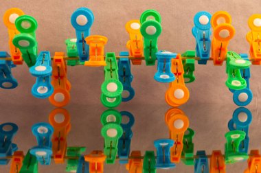 Clothespins mavi, yeşil, turuncu cam yansıması ile ev içi kullanım için bir grup.