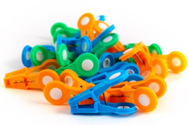 Çok renkli giysiler mandal bir gruba karşı plastik yakın çekim mavi clothespin