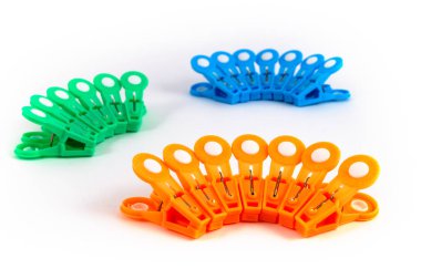 Renkli clothespins gruplar renk beyaz zemin üzerine koydu, grupları.