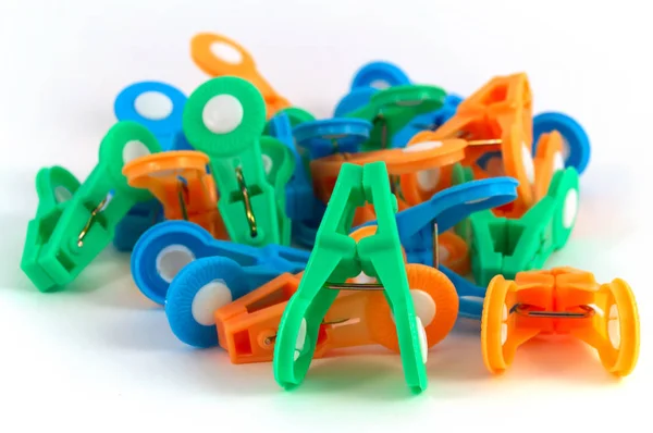 Çok Renkli Clothespins Bir Gruba Karşı Plastik Yakın Çekim Yapılmış — Stok fotoğraf