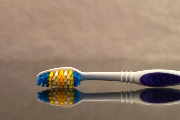 Toothbrush Close Laid Its Side Reflective Surface Background Crumpled Paper — Stock Photo, Image