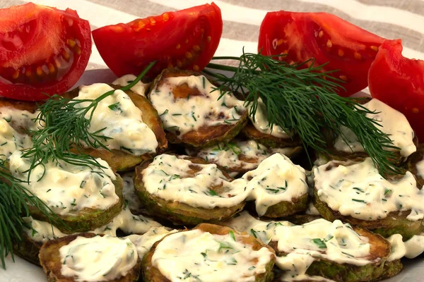 Mellanmål Från Zucchini Skivor Stekta Olja Med Majonnäs Och Vitlök — Stockfoto