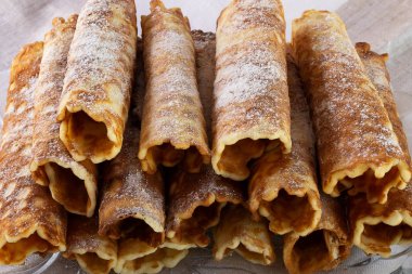 İnce hamur, bir tabağa koydu ve pişmiş rulo.