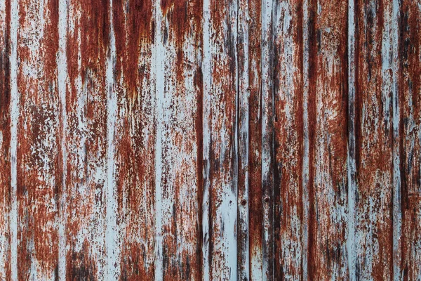 金属の質感 腐食の痕跡との垂直ストリップの表面 — ストック写真