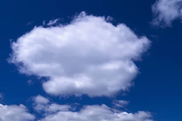 Céu Verão Azul Saturado Com Densas Nuvens Cumulus — Fotografia de Stock