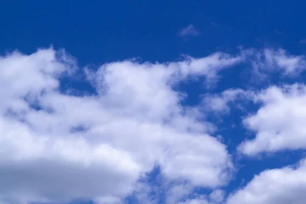 Nuvens Densas Céu Azul Brilhante Verão Meio Dia — Fotografia de Stock