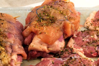 Et rulo pişirme için sabit ahşap sopa ve şeklini korumak için mavi iş parçacığı ile.