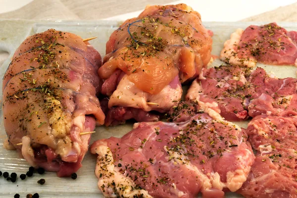 Fatias Carne Com Tempero Ervas Rolos Dobrados Carne Diferentes Tipos — Fotografia de Stock