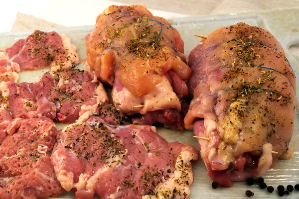 Estágio Cozinhar Rolo Carne Porco Frango Fatias Carne Polvilhado Com — Fotografia de Stock