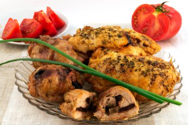 Etli kuru erik, yeşil soğan, arka planda ile üst dilim üzerinden pişmiş rulo kırmızı domates pişirilir.