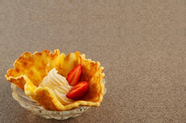 Gofret kırmızı çilek ve beyaz peyniri krem mermer yüzey bir arka plan üzerine bir cam plaka ile ince hamur yapılmış.