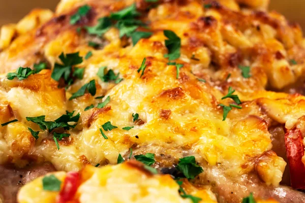 Peynir kabuk altında sebzeli fırında pişmiş tavuk, et yemeği ile kıyılmış maydanoz serpilir.