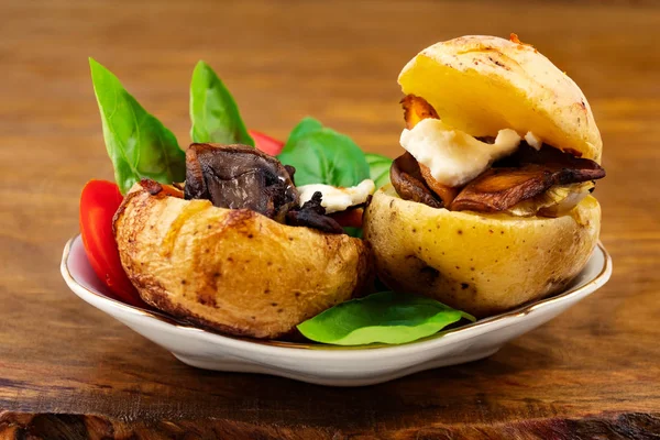 Bakad Potatis Med Skal Fyllda Med Stekt Svamp Olja Dekorerade — Stockfoto