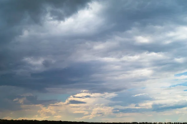 Céu Escuro Com Baixas Nuvens Pesadas — Fotografia de Stock