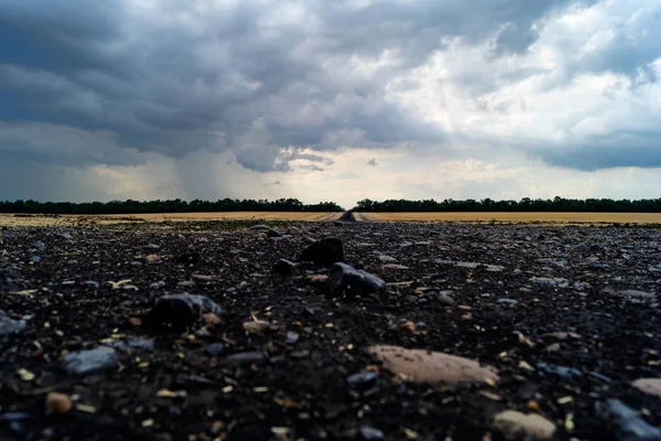 Landdistrikterne Vej Mellem Marker Efter Høst Mod Den Dramatiske Himmel - Stock-foto