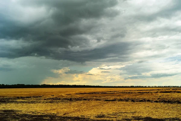 Αγροτικού Τοπίου Δραματικό Ουρανό Γκρι Χαμηλά Σύννεφα Καταιγίδας Και Πεδίο — Φωτογραφία Αρχείου