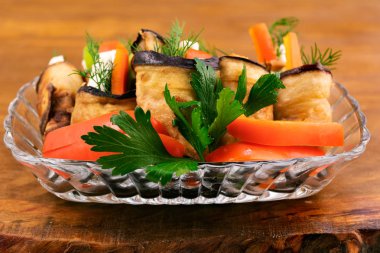 Hızlı ve lezzetli meze patlıcan biber, beyaz peynir ve dereotu ile doldurulmuş cam tabağa koydu. yeşil dal maydanoz ile süslenmiş.