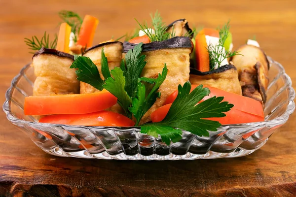 Auberginenrollen Mit Käse Pfeffer Und Dill Auf Einem Glasteller Mit — Stockfoto