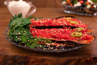 Sebze meze ile baharatlı tadı kızarmış patlıcan adjika ve acı biber ile süslenmiş susam ve dereotu, maydanoz, fesleğen yaprakları ile.