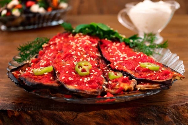 Gemüsegericht Aus Gebratenen Auberginen Überzogen Mit Tomatensauce Mit Sesamstreusel Garniert — Stockfoto