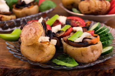 Güzel ve lezzetli yemek için tatil tablo - Cilt mantar ve peynir, domates, salatalık, biber bir garnitür ile bir dolgu ile fırında patates.
