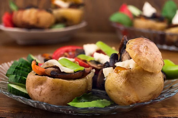 Potatisknölar Med Hud Bakas Ugnen Och Fyllda Med Stekt Svamp — Stockfoto