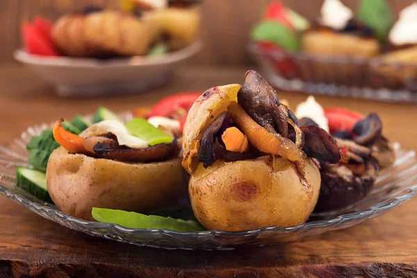 Ugn Kokt Aubergine Och Potatis Fyllda Med Smörstekta Skivad Svamp — Stockfoto