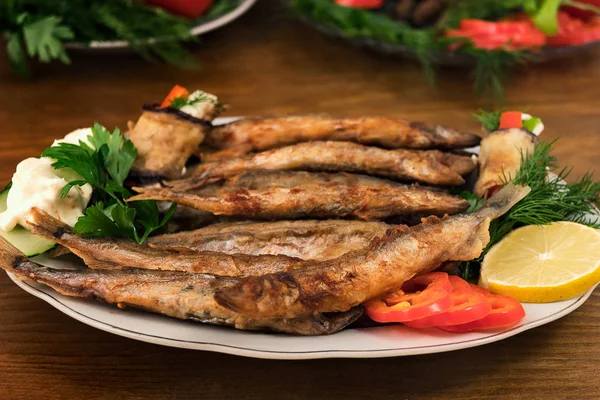 Kızarmış Capelin Bir Tabağa Koydu Kırmızı Bir Kabuk Ile Bir — Stok fotoğraf