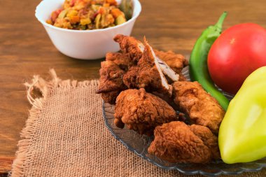 Kahverengi bir kabuk, tek parça bir cam levha tüm sebze biber ve domates ile ikiye kesilmiş ile kızartılmış hamur, Balık parçaları.