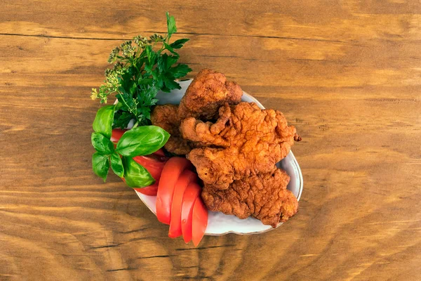 Fischstücke Teig Gebraten Auf Einem Porzellanteller Mit Scheiben Geschnittener Tomaten — Stockfoto