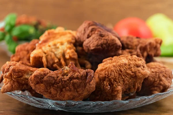 Trozos Pescado Maltratado Cocinados Fritos Con Una Corteza Dorada Plato —  Fotos de Stock