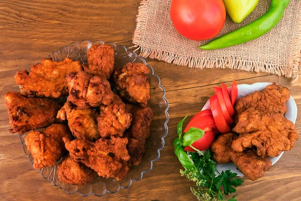 Pescado Cortado Trozos Pequeños Frito Puesto Plato Con Plato Tomates — Foto de Stock