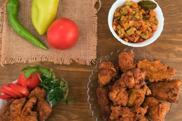 Trozos Pescado Frito Masa Con Plato Estofado Verduras Tomates Picados — Foto de Stock