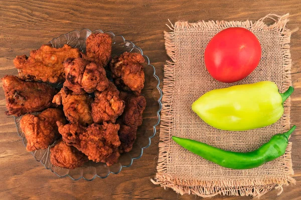 Fisch Teig Goldbraun Gebraten Einem Glasteller Neben Der Ganzen Tomaten — Stockfoto