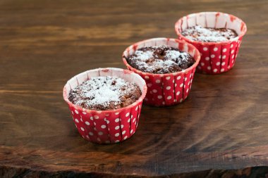 Tasarlayacağım kırmızı beyaz lekeli bir tutam toz şeker ile yulaf ezmeli kurabiye ile.