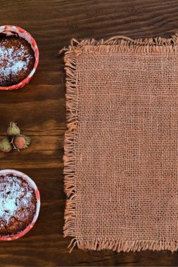 Tatlı tarifi için yulaf ezmeli kurabiye fındık keten kumaş, ahşap arka plan üzerinde üstten görünüm parçası yanındaki ile tasarım.