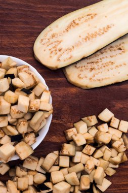 Doğranmış ve uzunlamasına dilimlenmiş patlıcan kullanılmak üzere tüm ahşap arka plan üzerinde snack tarifleri.