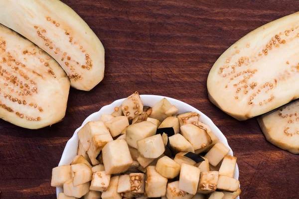 Cubetti Melanzana Affettata Piatto Porcellana Bianca Accanto Fette Larghe Con — Foto Stock