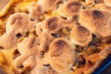 Elma, peynir ve peynir yakın çekim ile güveç.