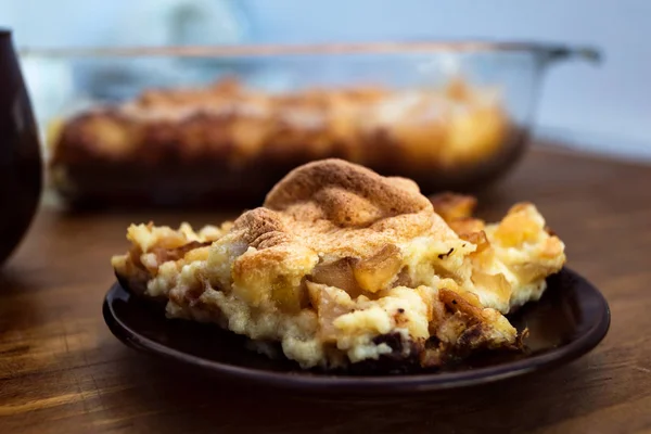 Süzme peynir ve irmik, yuvarlak tabağa koydu ile güzel lezzetli tatlı elma güveç.