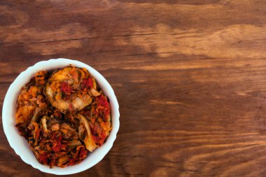 Kase kabak domates, havuç ve soğan ahşap arka plan üzerinde sebze güveç ile beyaz, görünümü ana sayfa.