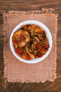 Sebze ışık vejetaryen meze sebze keten kumaş peçete üzerinde beyaz kase, ahşap arka plan üzerinde en iyi görünüm.