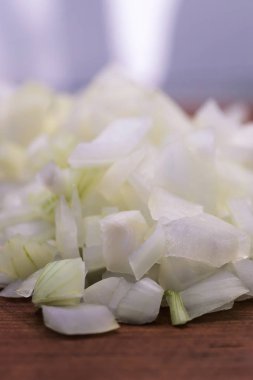 Beyaz soğan bir yığın bir ahşap zemin, dikey çerçeve üzerine yığılmış, ezilmiş.