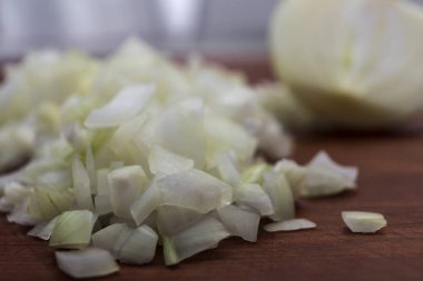 Kesilmiş soğan arka plan üzerinde beyaz soğan dilimlenmiş, - kadar ahşap arka plan üzerinde Kapat.