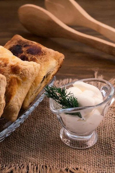 Pastry Puff Pastry Dengan Isian Keju Piring Kaca Pada Serbet — Stok Foto